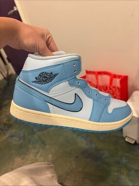 Jordan ones blue crème and black details